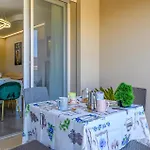 Awesome In Lido With Wifi Apartment