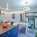 Awesome In Lido With Wifi Apartment